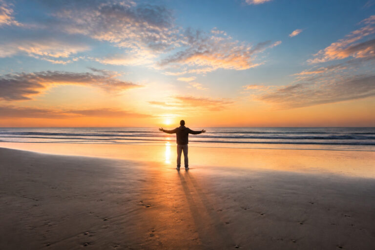 Aube sur la plage un moment de serenite